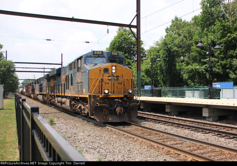 CSX 3122 leads M410